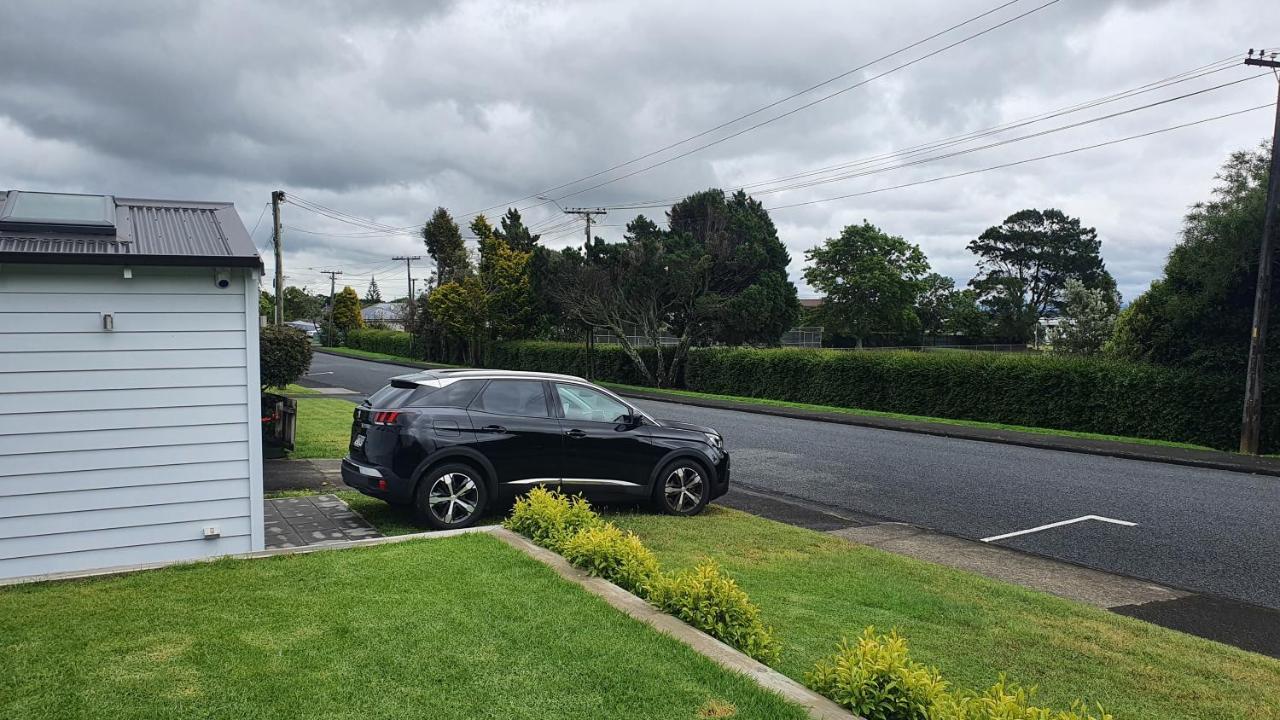 Retro On Queen, Papakura Exterior foto